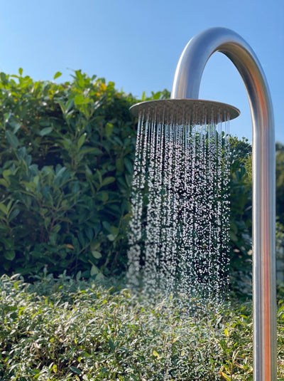 Luksus Udendørsbruser i Rustfrit Stål - Med Rainshower Brusehoved og Håndbruser - Udebruser.dk